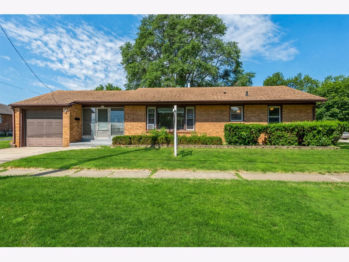 Homes & Condos & Townhomes Rented Old Town Carpentersville Illinois, 319 Lord