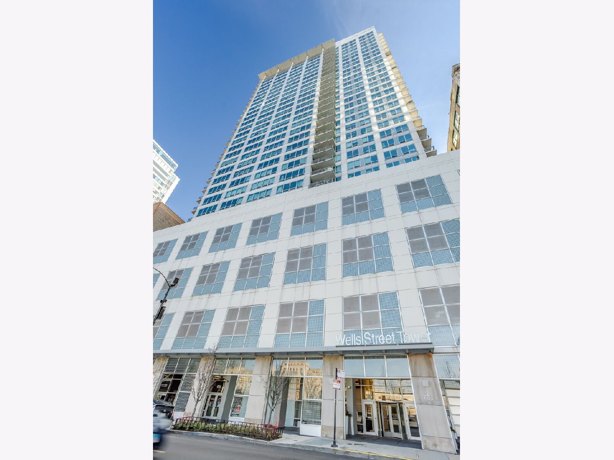 Condominiums Rented Wells Street Tower Chicago Illinois, 701 Wells