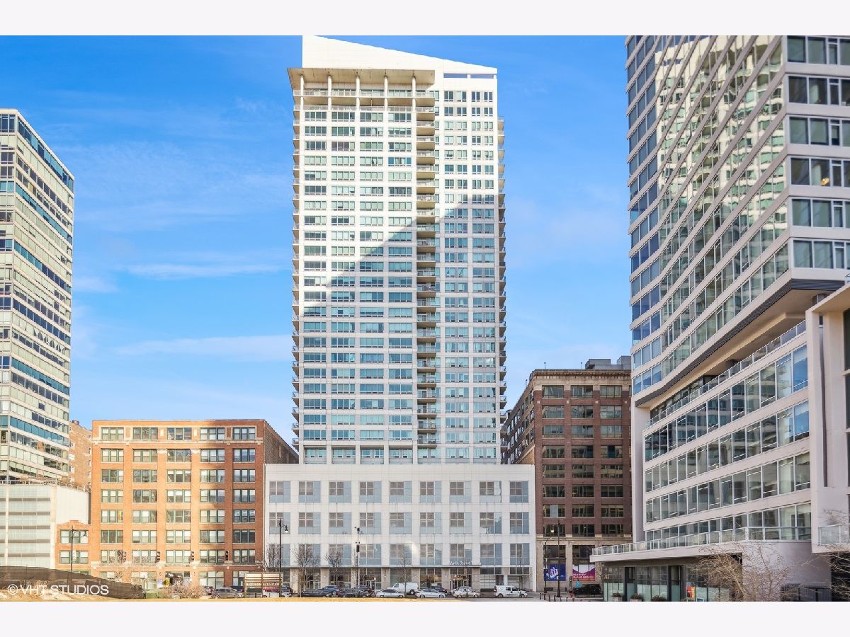 Condominiums Sold Wells Street Tower Chicago Illinois, 701 Wells