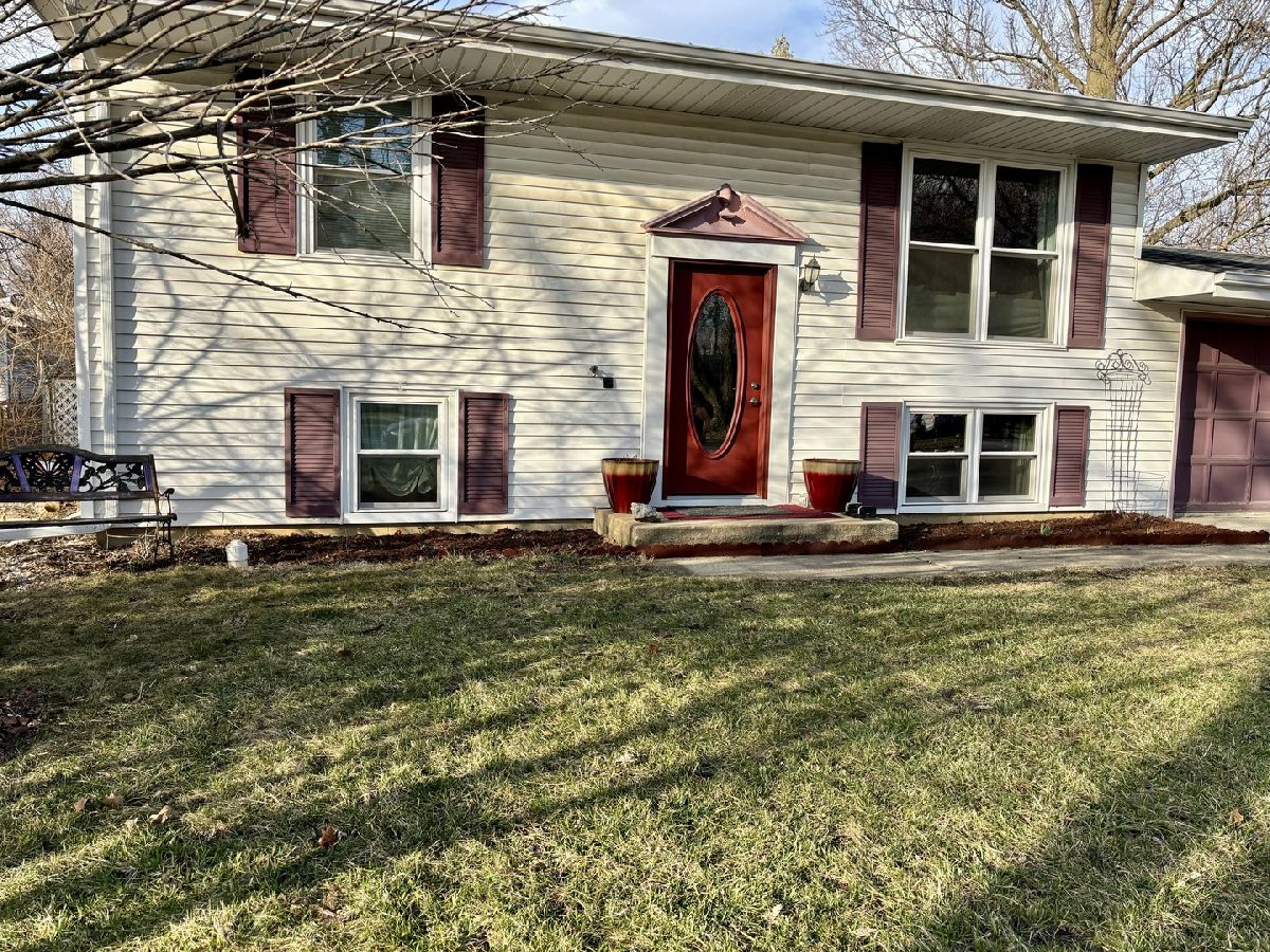 Homes & Condos & Townhomes Sold Holiday Knolls Bloomington Illinois, 1604 Arrowhead