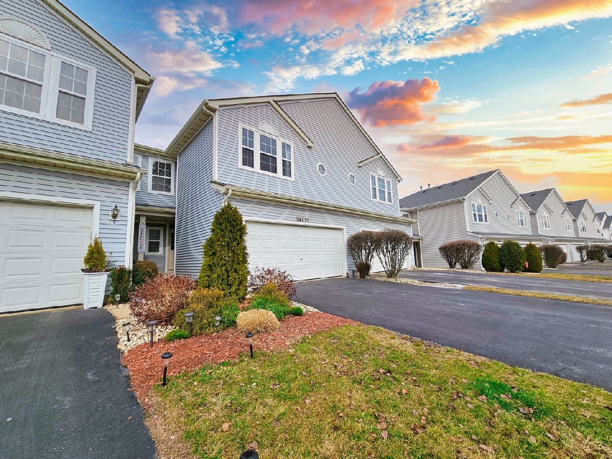 Townhomes & Condos & Homes Sold Victoria Crossing Lockport Illinois, 14852 Victoria Crossing