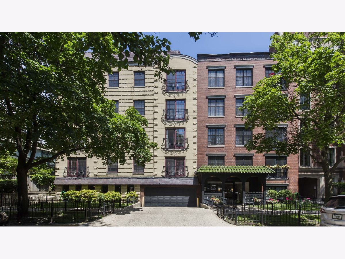 Condominiums Rented Barry By The Lake Chicago Illinois, 512 Barry