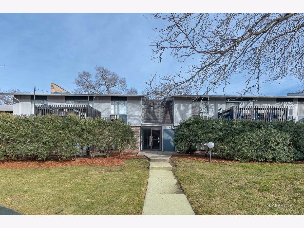 Condominiums Sold Willow Woods Prospect Heights Illinois, 944 Old Willow