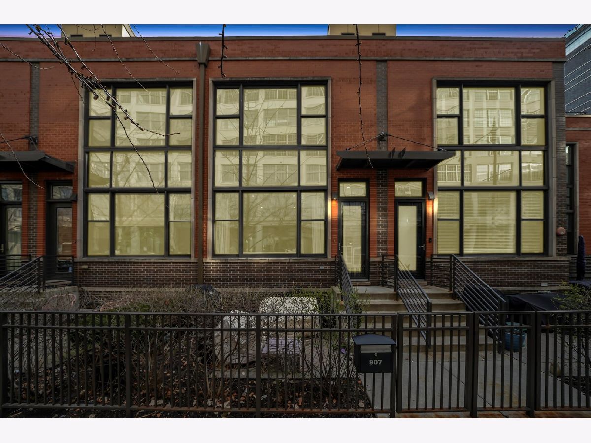 Townhomes & Condos Sold River Village Chicago Illinois, 907 Kingsbury