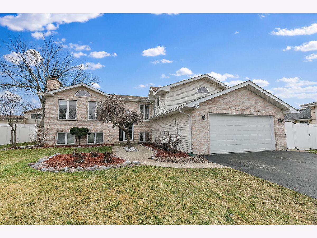 Homes & Condominiums Sold Kings Point Addison Illinois, 1839 Woodland