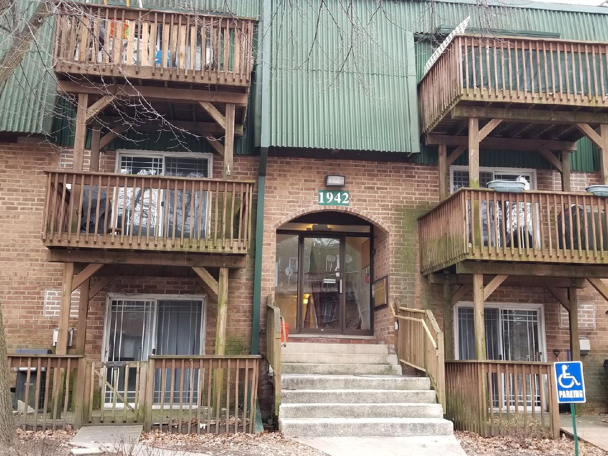 Condominiums Rented Walden Woods Aurora Illinois, 1942 Tall Oaks
