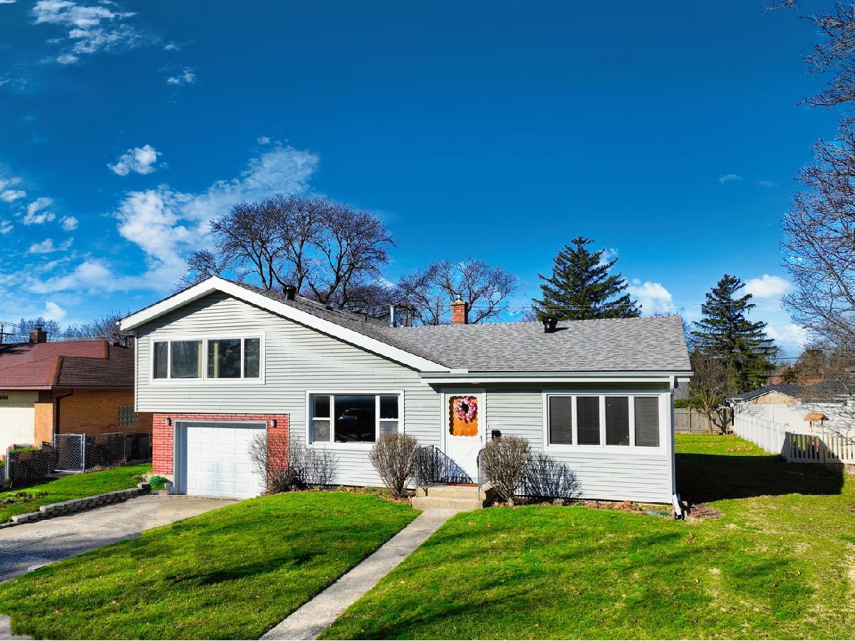 Homes Sold Mcintosh Lombard Gardens Lombard Illinois, 932 La Londe