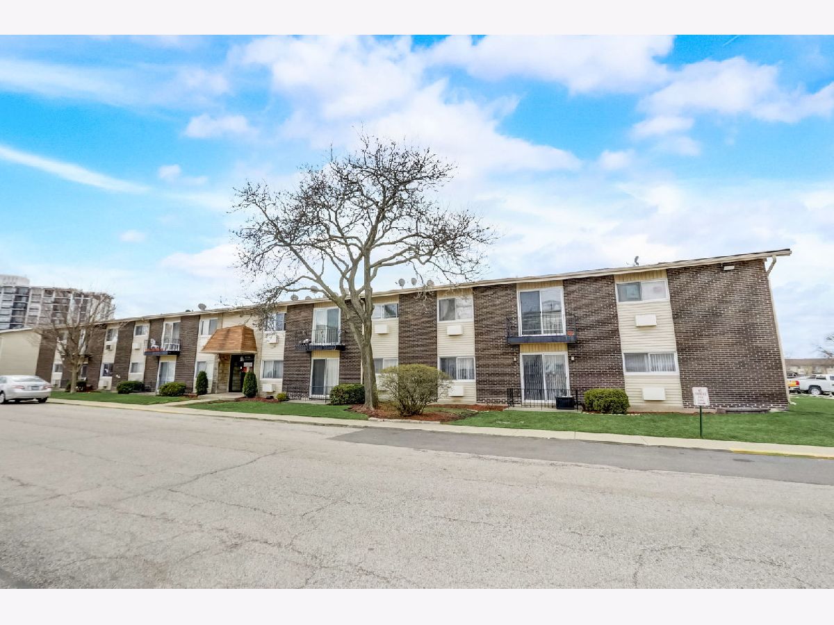 Courtland Square Des Plaines IL, Condominiums For Sale & For Rent