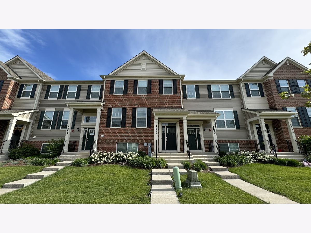 Condos & Townhomes Rented Prairie Commons Batavia Illinois, 1645 Sager