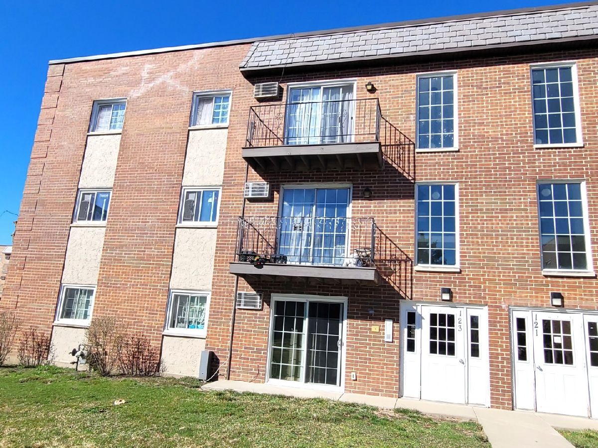 Condominiums Sold Carolshire Carol Stream Illinois, 123 Elk