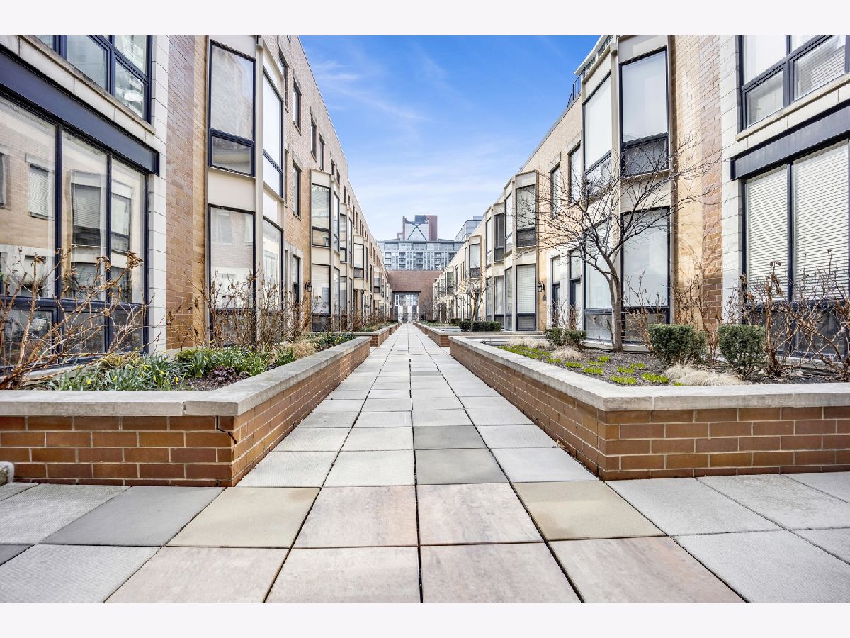 Townhomes Sold Fulton Court Chicago Illinois, 310 Desplaines