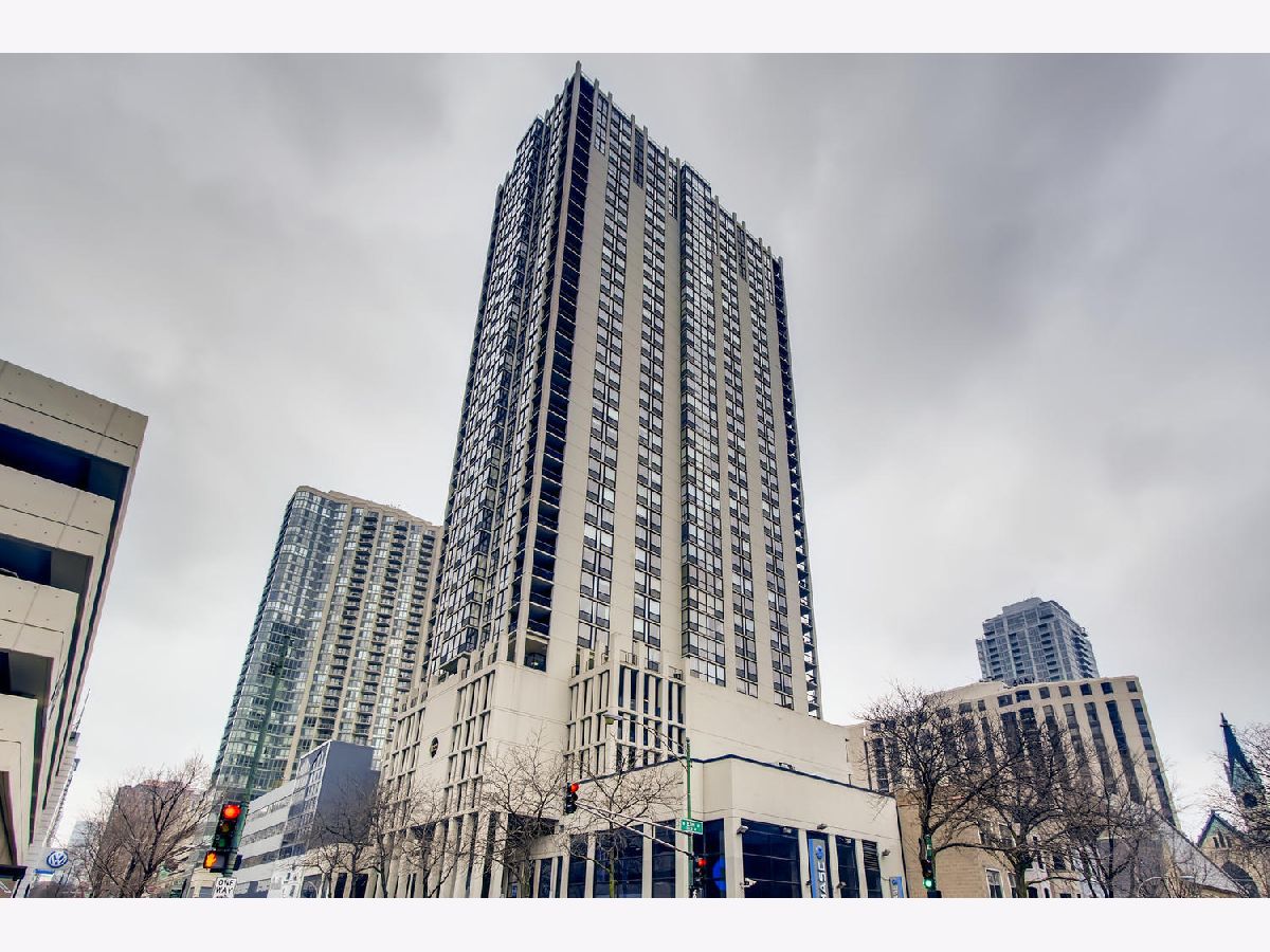 Condominiums Rented Elm At Clark Condos Chicago Illinois, 1122 Clark