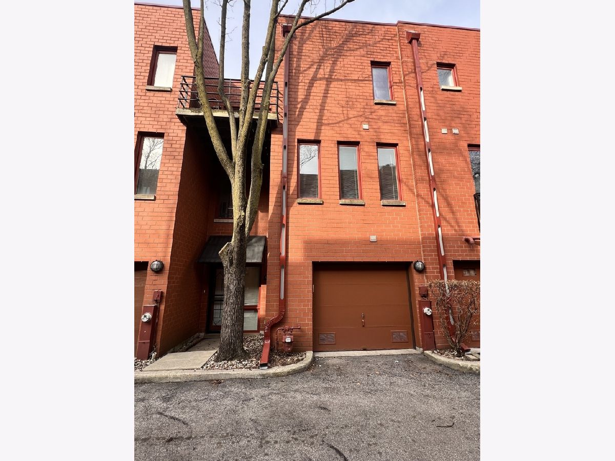 Townhomes & Condos & Homes Rented Dearborn Park Ii Chicago Illinois, 1210 Federal