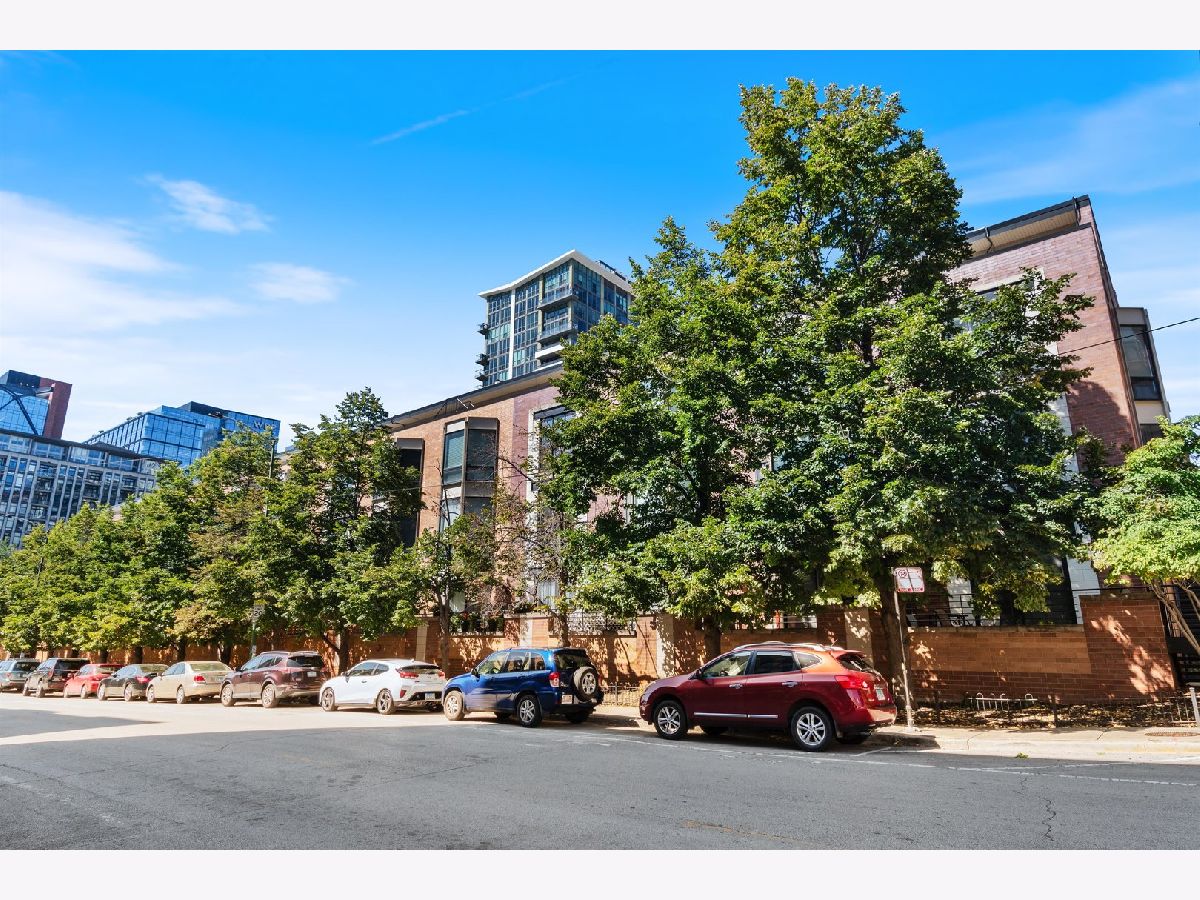 Townhomes Rented Fulton Court Chicago Illinois, 640 Fulton