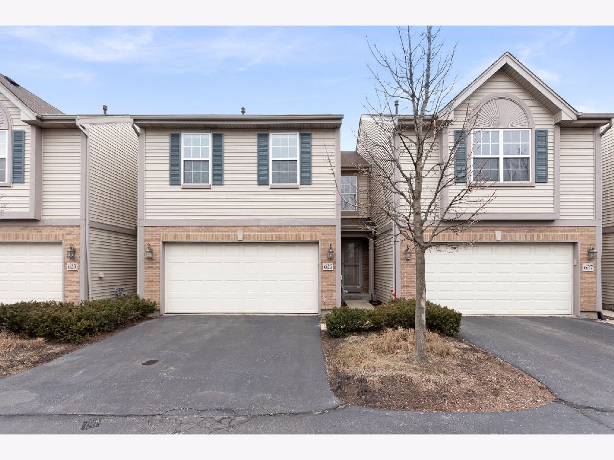Townhomes & Homes Sold Georgian Court Addison Illinois, 625 Georgian