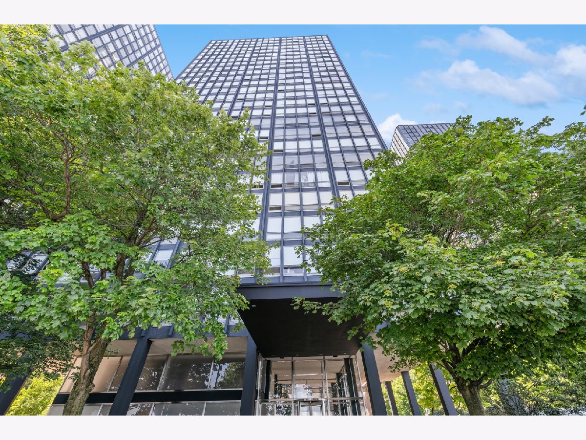 Condominiums Sold Mies Van Der Rohe Chicago Illinois, 880 Lake Shore