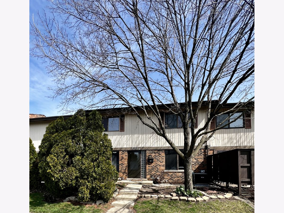 Townhomes & Condos Rented Village Square Downers Grove Illinois, 7333 Winthrop