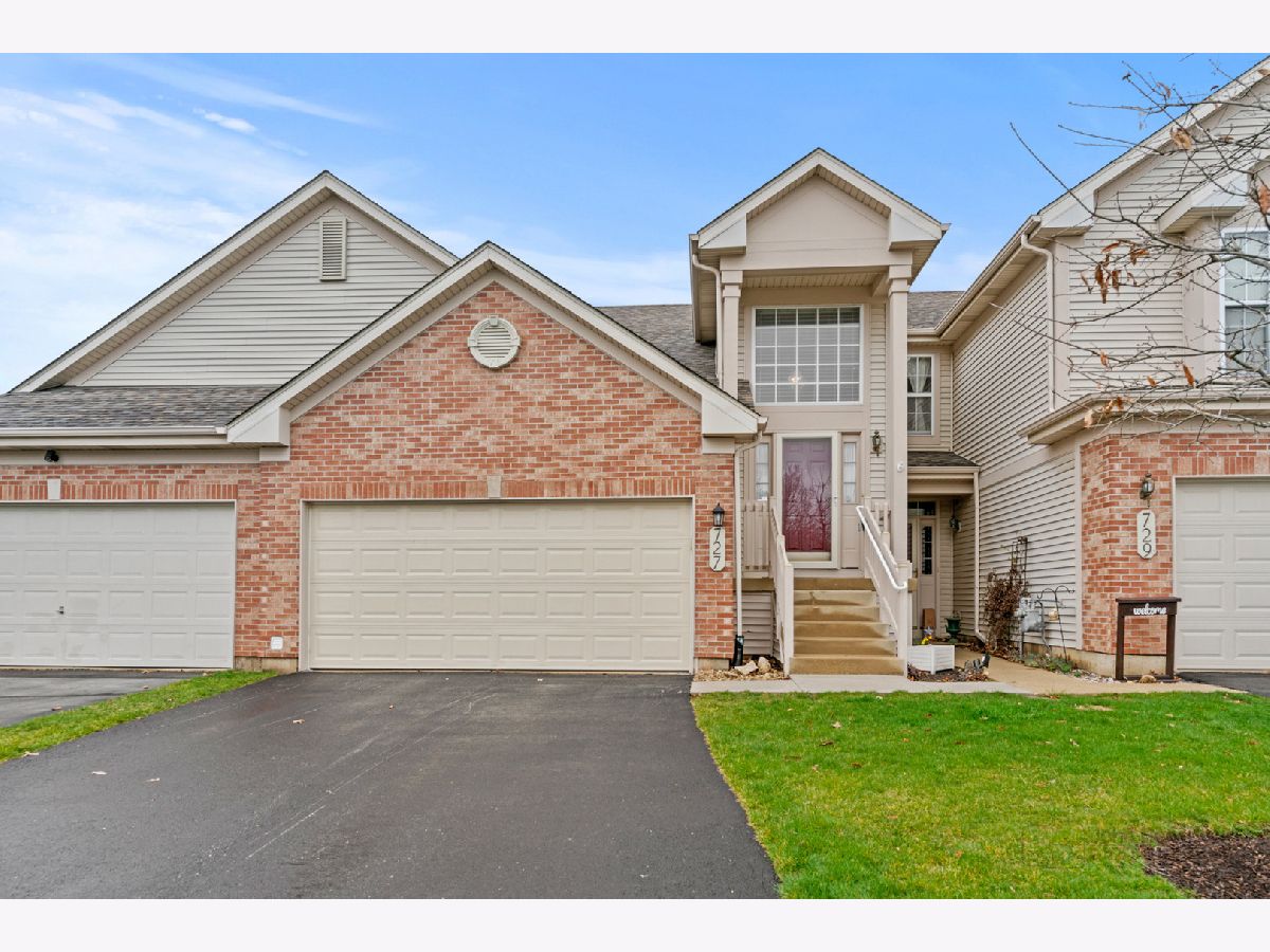 Townhomes Sold Stuarts Crossing St Charles Illinois, 727 Crossing