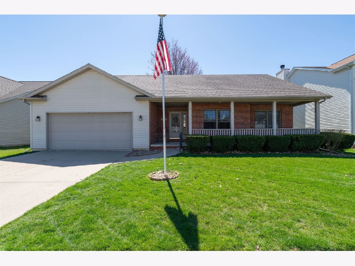 Homes & Condos & Townhomes Sold Waterford Estates Bloomington Illinois, 3605 Castlemain