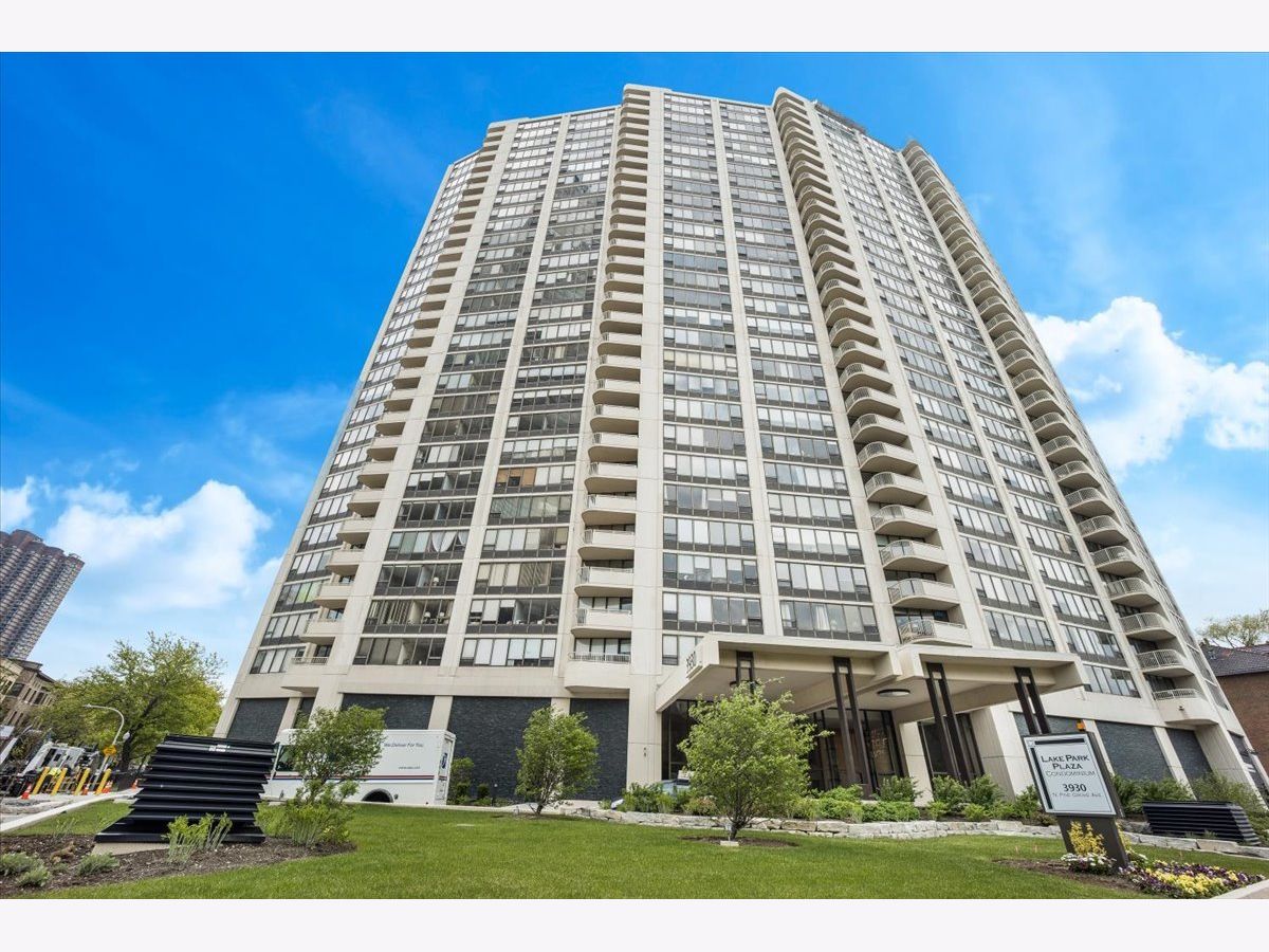 Condominiums Sold Lake Park Plaza Chicago Illinois, 3930 Pine Grove