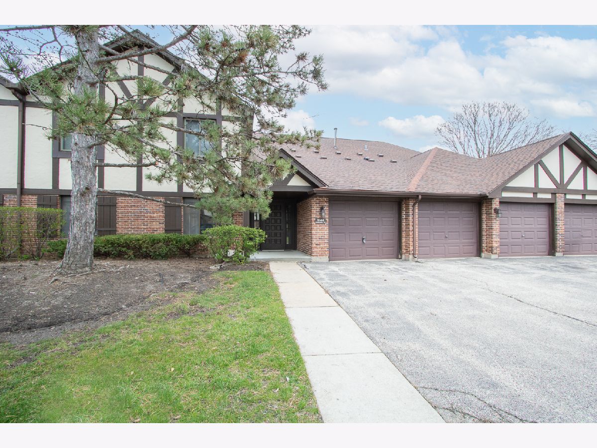 Condominiums Sold Lake Of The Winds Wheeling Illinois, 1044 Creekside