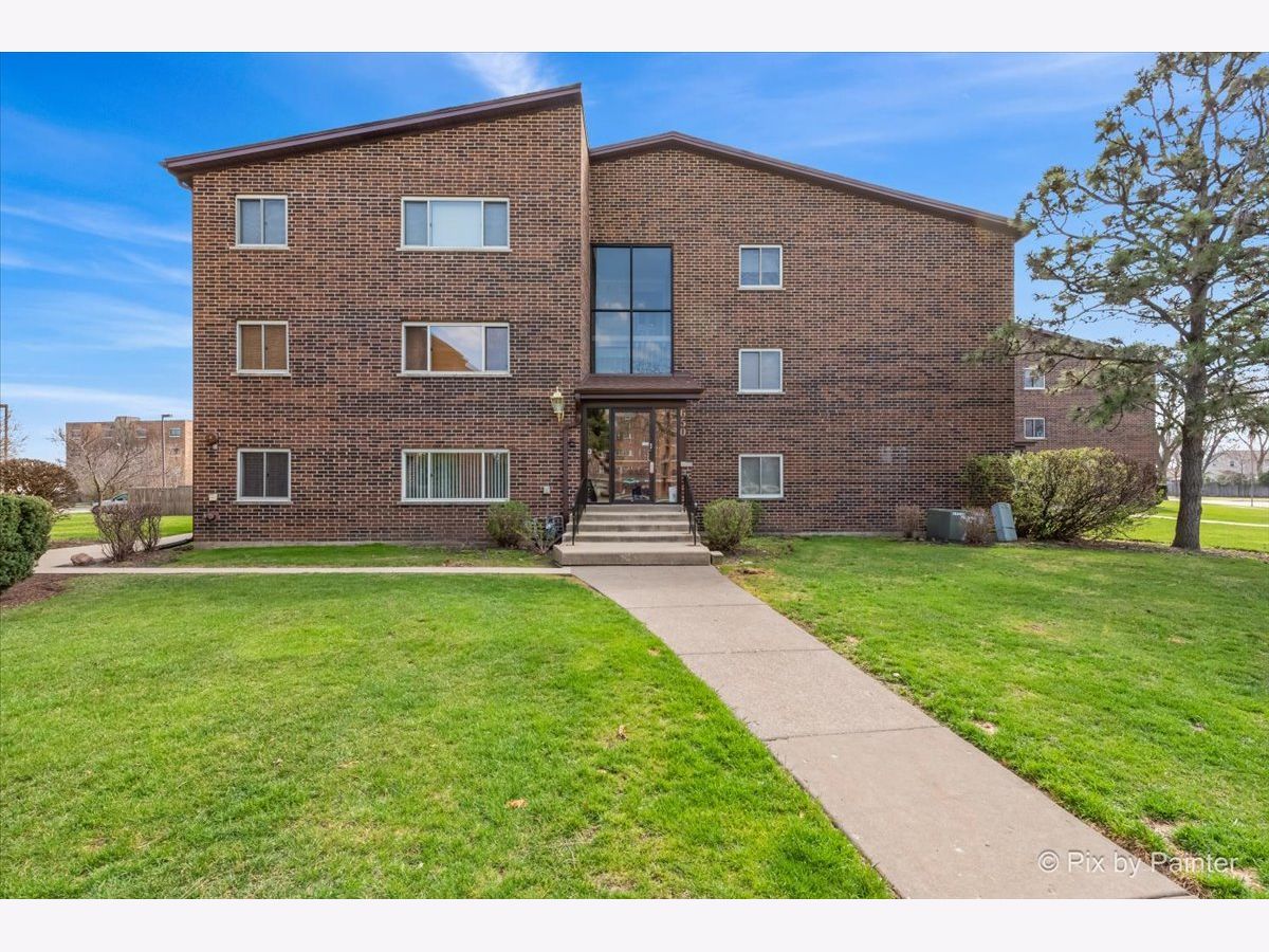 Condominiums Sold 12 Oaks Elk Grove Village Illinois, 650 Perrie