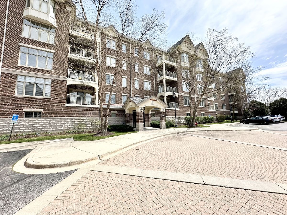 Condominiums Sold Village Green Lincolnshire Illinois, 425 Village Green