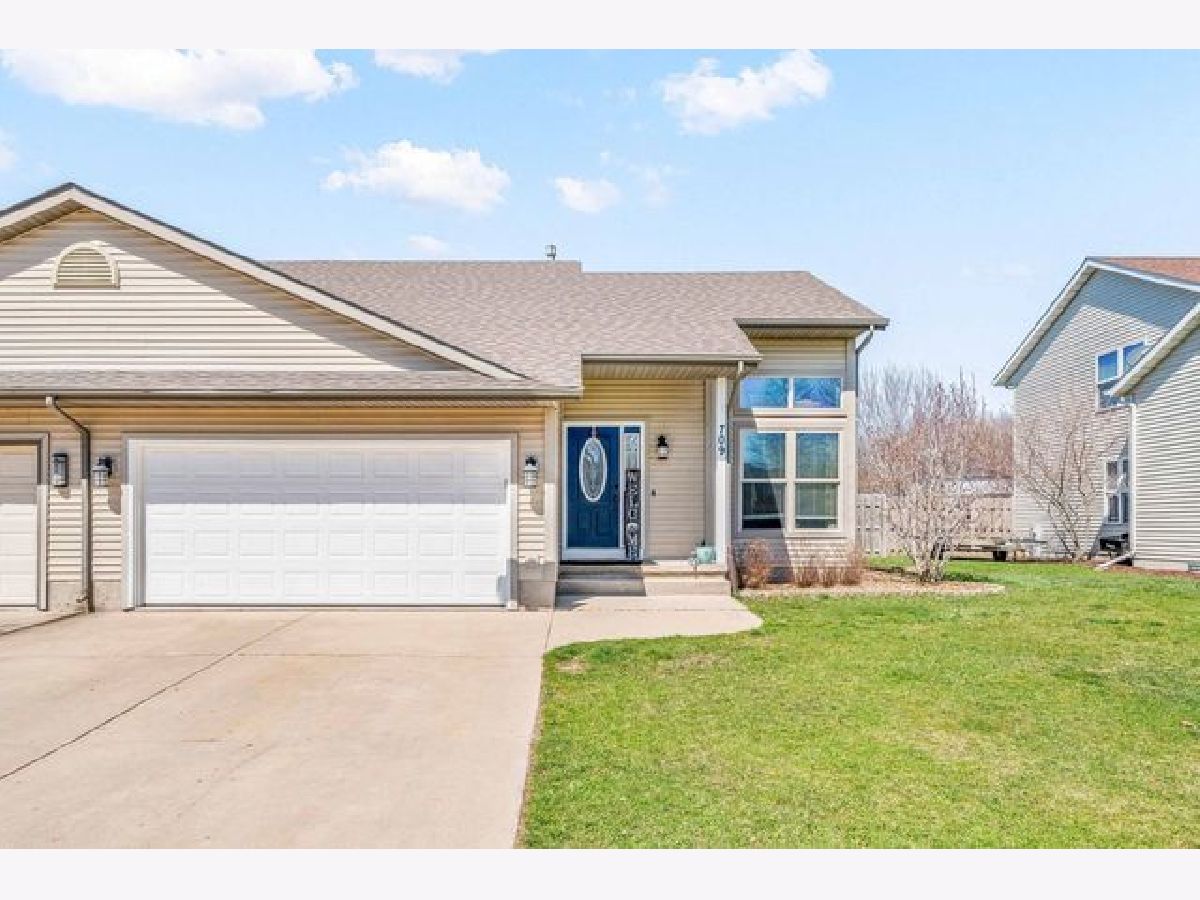 Homes & Condos & Townhomes Sold Willow Glen Genoa Illinois, 709 Redwood