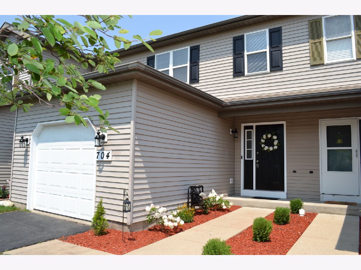 Condos & Townhomes & Homes Sold Prairie Terrace Woodstock Illinois, 704 Carlisle