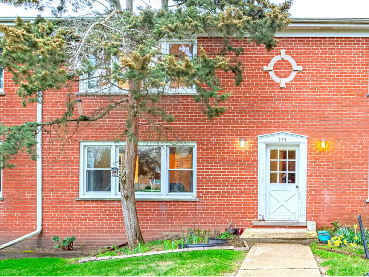 Condominiums Sold Williamsburg Palatine Illinois, 225 Johnson