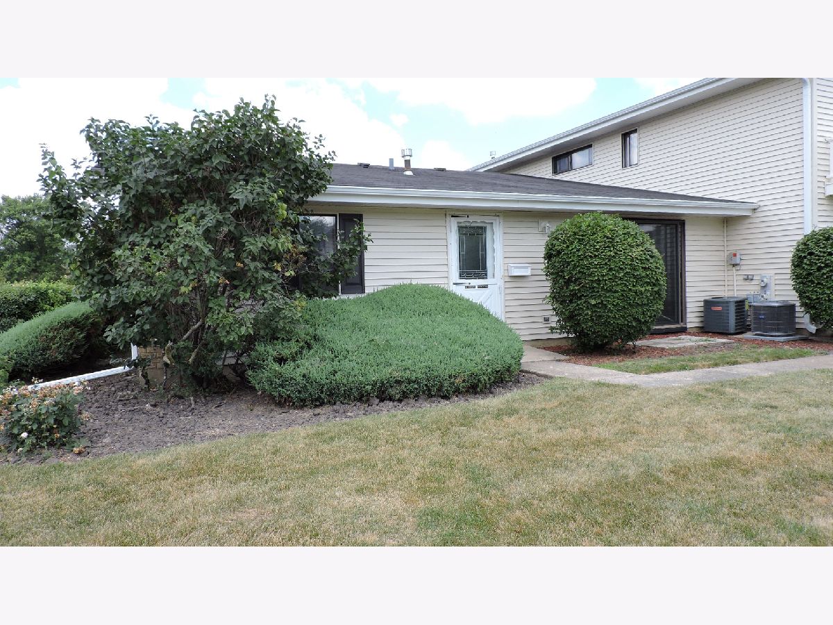 Townhomes & Condos & Homes Rented Weathersfield Commons Schaumburg Illinois, 1327 Forestdale