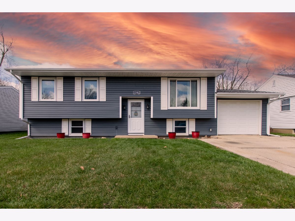 Homes & Condos & Townhomes Sold Holiday Knolls Bloomington Illinois, 1316 Dogwood