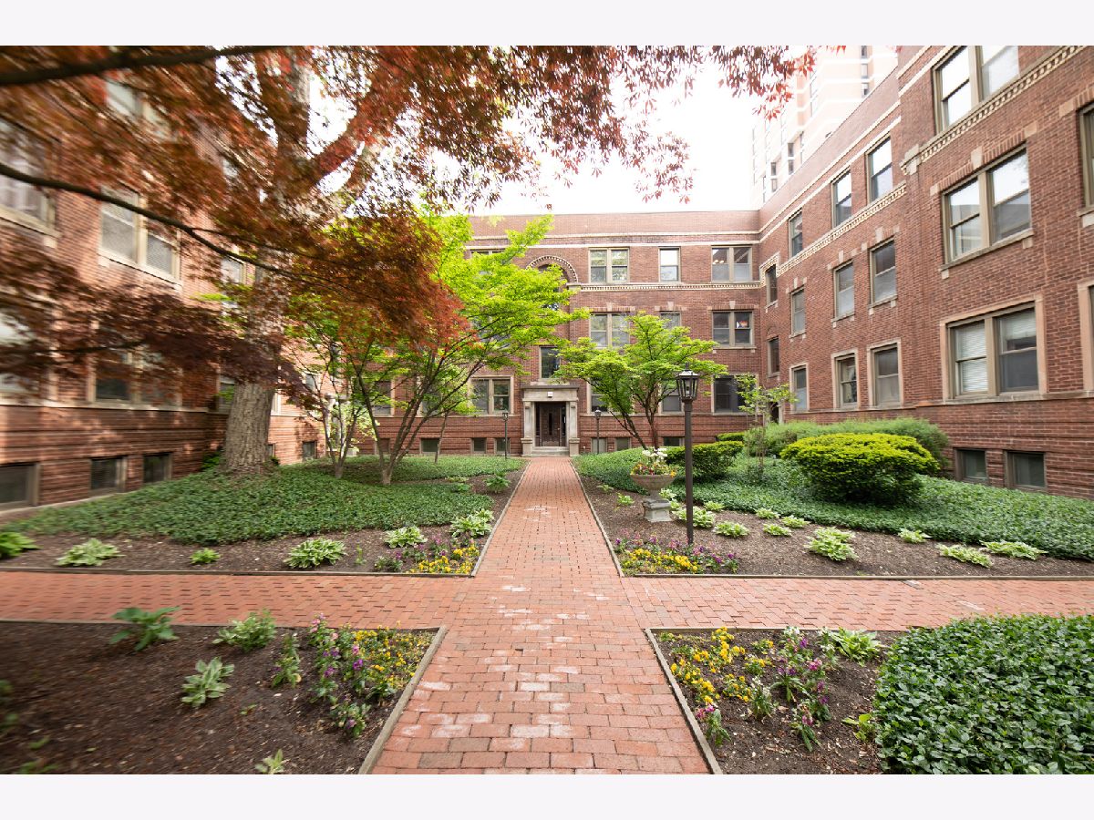 Condominiums Rented Barry Quad Chicago Illinois, 839 Barry