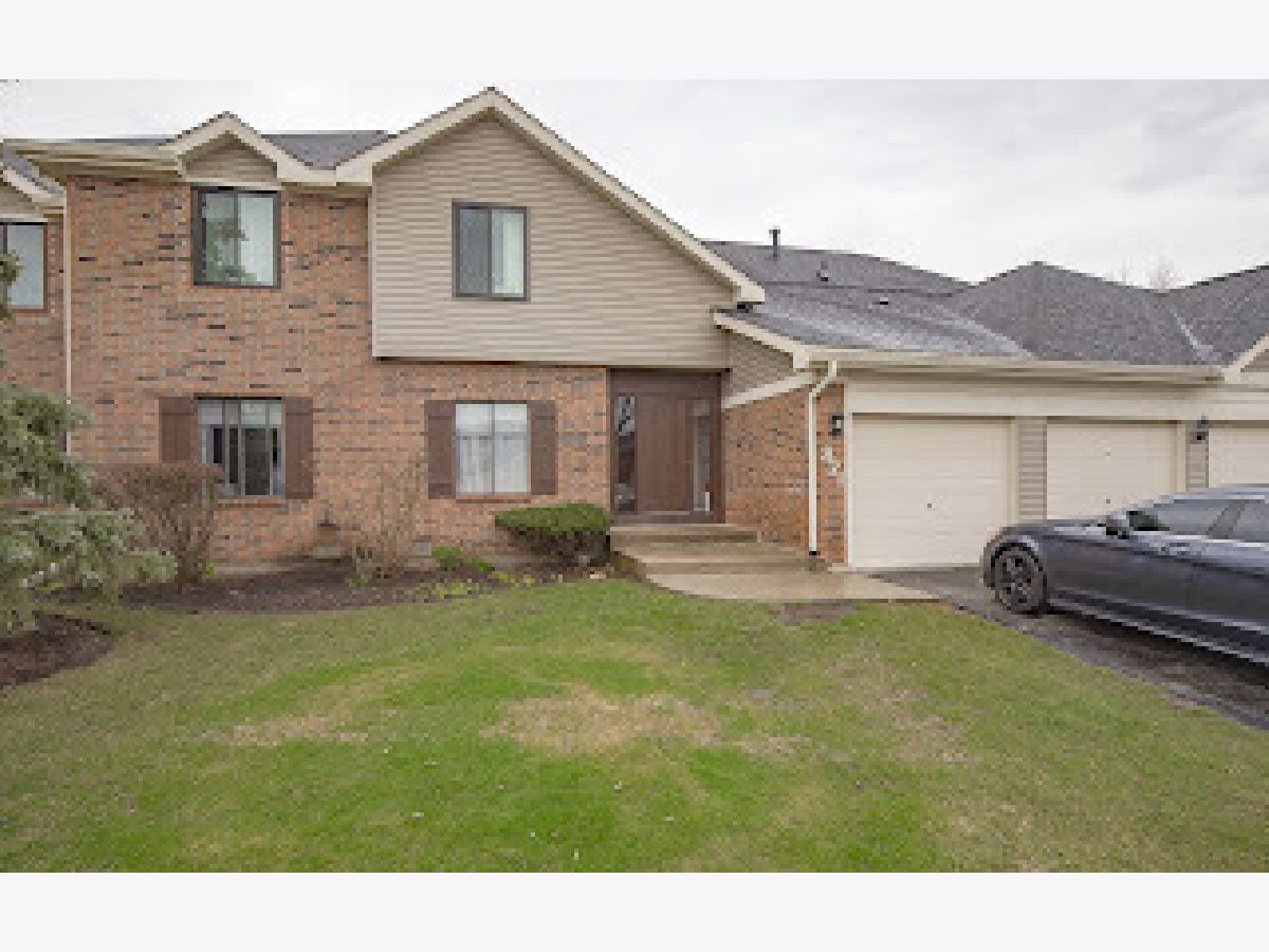 Condominiums Rented Cross Creek Roselle Illinois, 871 Cross Creek