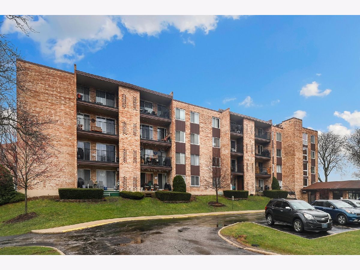 Condominiums Sold Hunt Club On The Lake Mount Prospect Illinois, 502 Huntington Commons