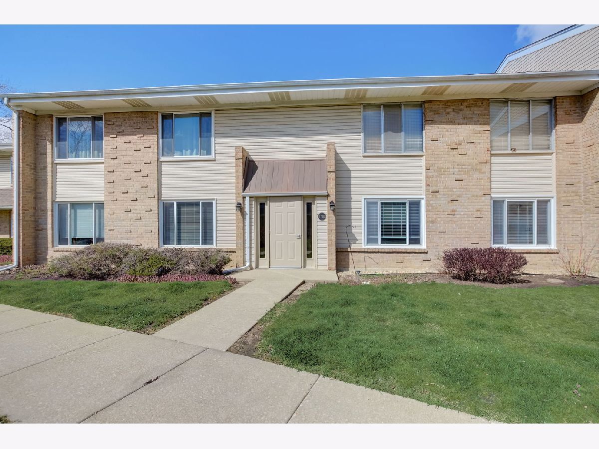 Condos & Townhomes & Homes Sold Moon Lake Village Hoffman Estates Illinois, 1730 Robin Walk