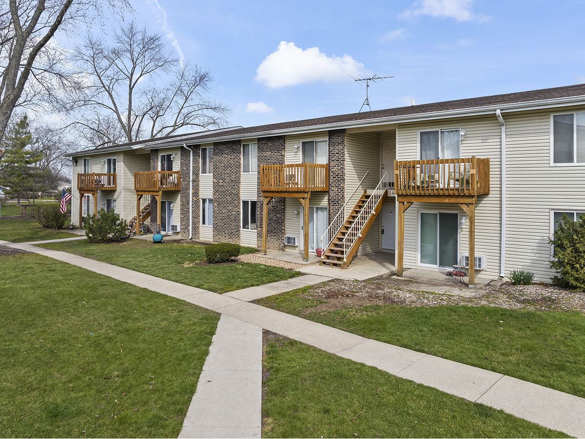 Condominiums Sold Deer Run Oswego Illinois, 2400 Light