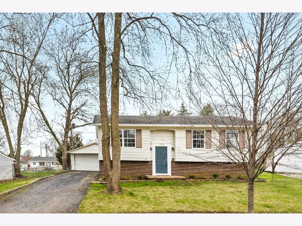 Homes & Condos & Townhomes Sold Holiday Knolls Bloomington Illinois, 1314 Pinehurst