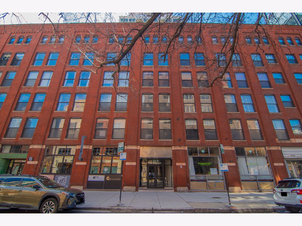 Condos & Townhomes Rented Huron Street Lofts Chicago Illinois, 225 Huron