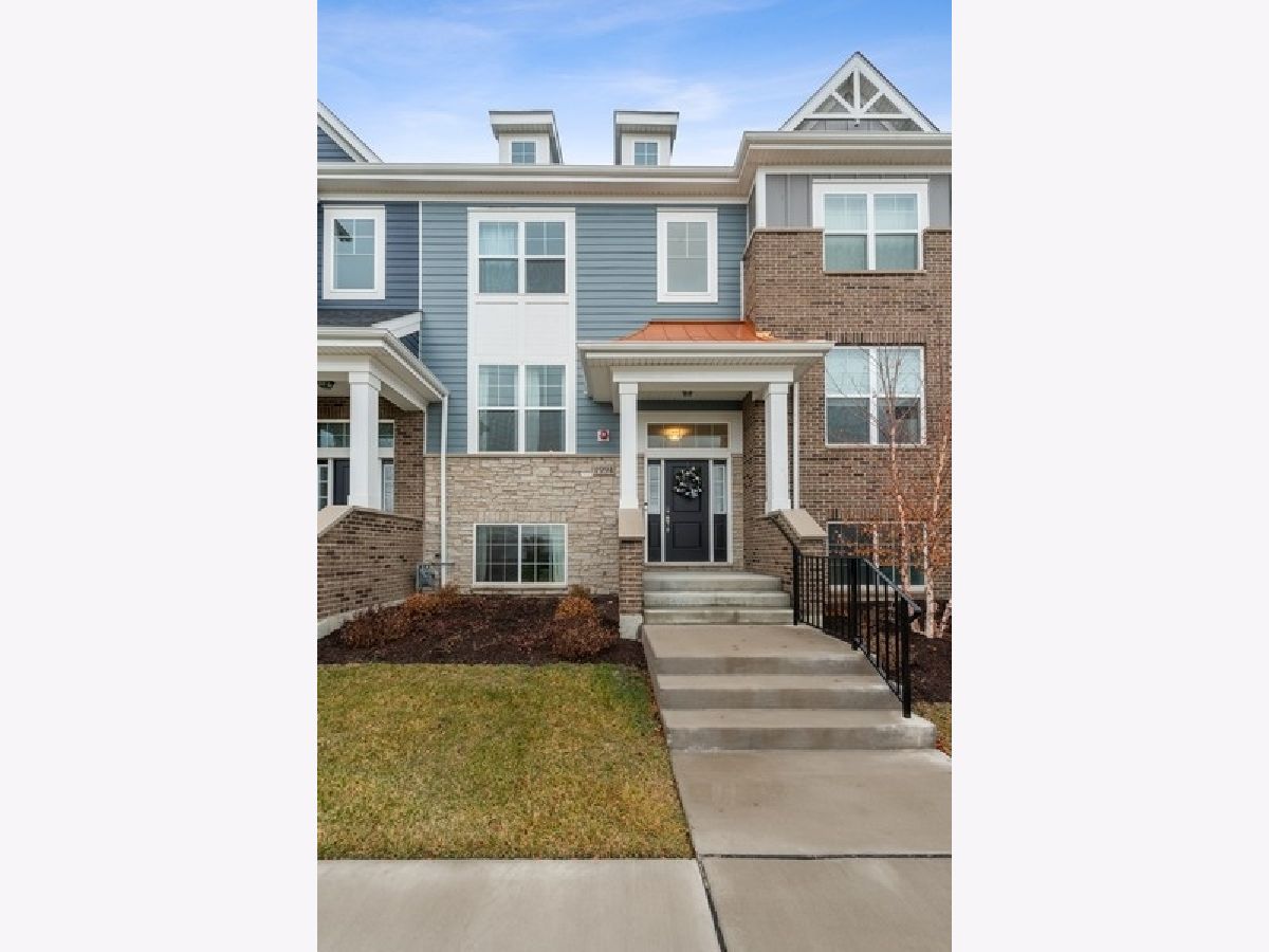 Condos & Townhomes Rented Sterling Place Northbrook Illinois, 1995 Kingsley