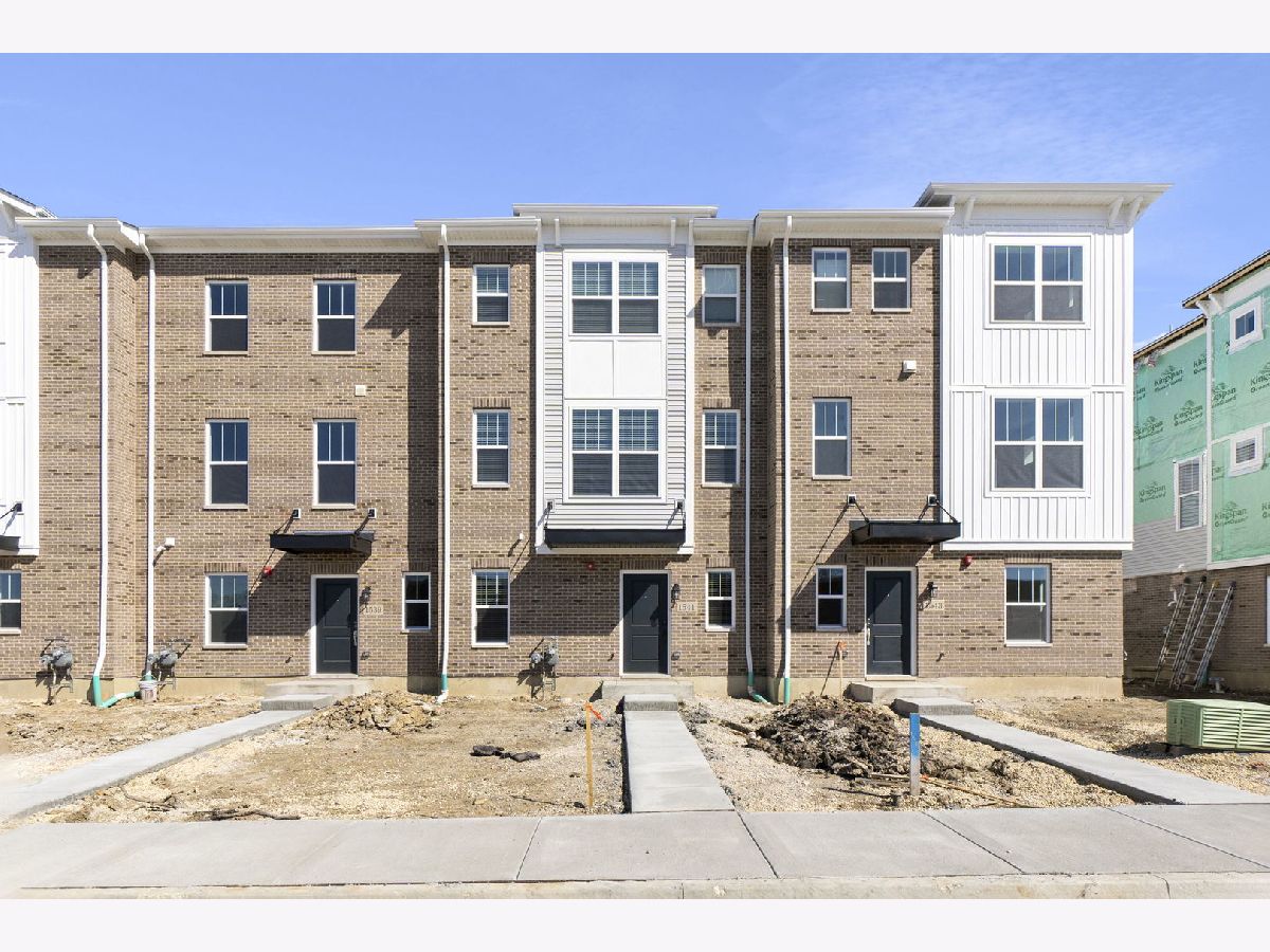 Condos & Townhomes Rented Halston Market Des Plaines Illinois, 1541 Executive