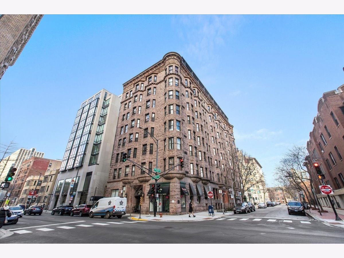 Condominiums Rented The Brewster Chicago Illinois, 2800 Pine Grove