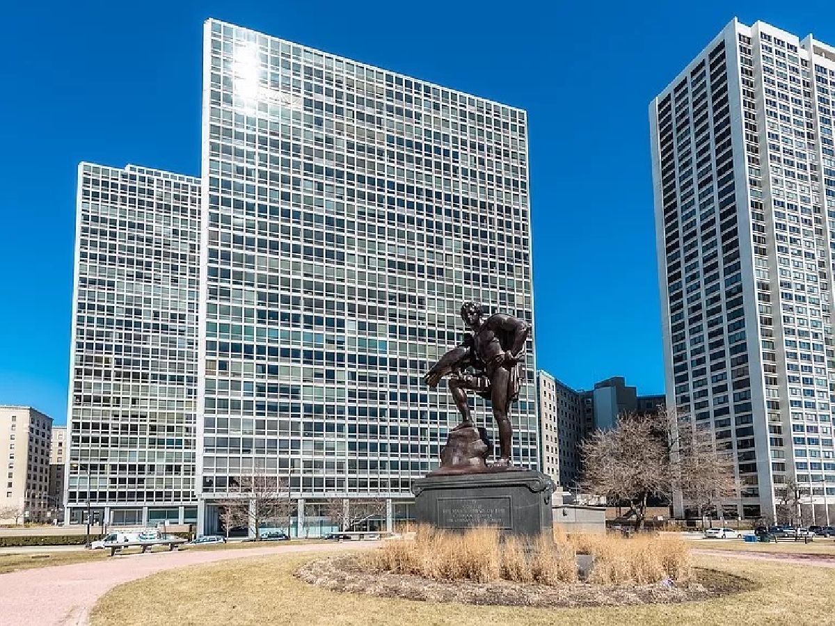Condominiums Rented Commonwealth Plaza Chicago Illinois, 330 Diversey