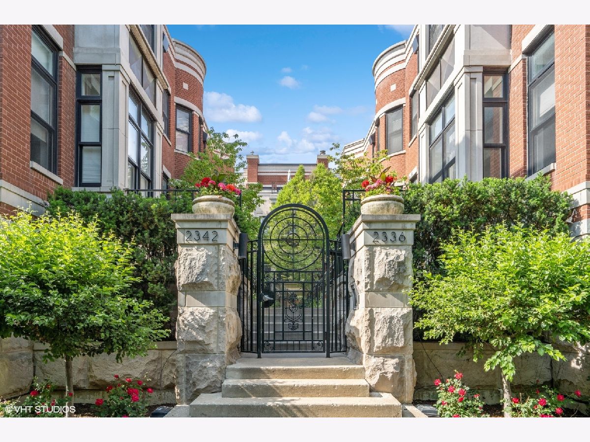 Townhomes Sold Wabansia Row Chicago Illinois, 2340 Wabansia