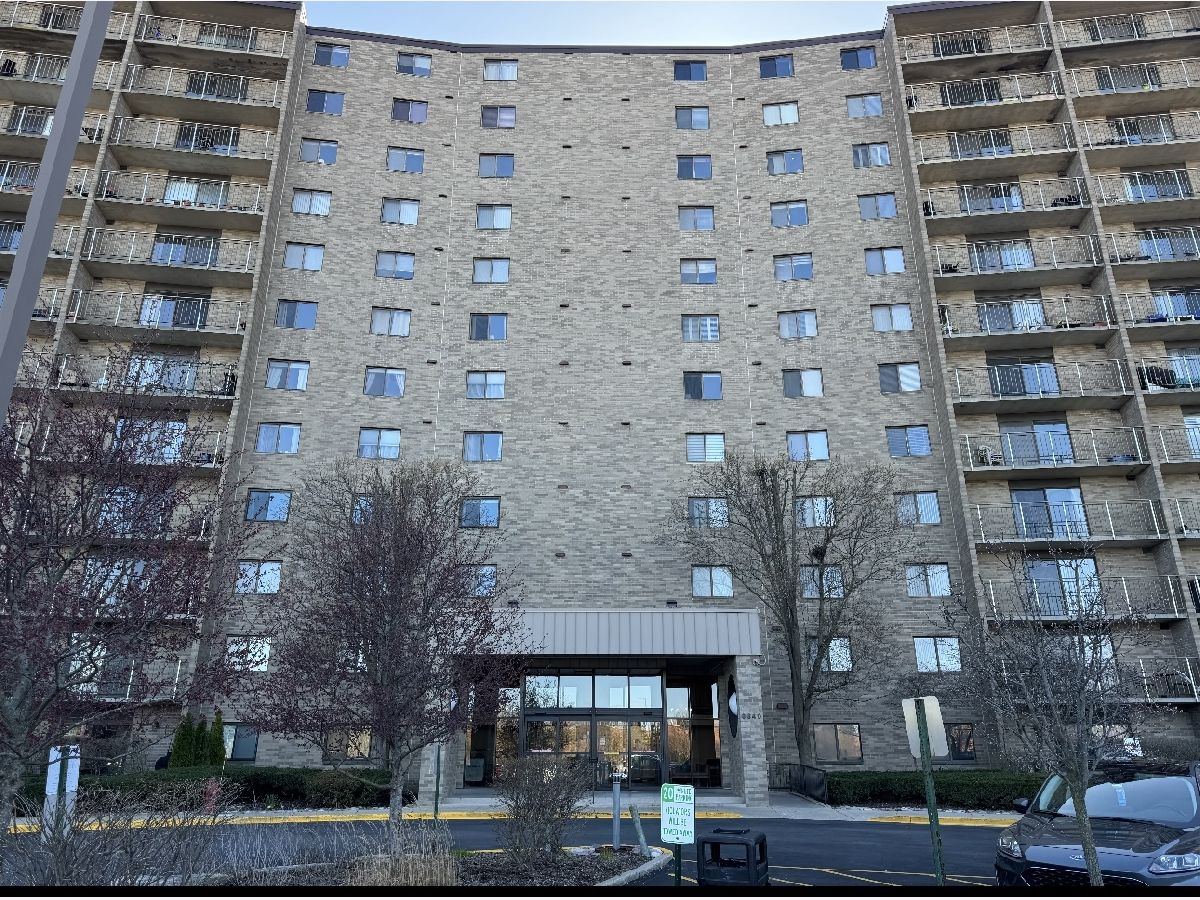 Condominiums Sold Lake Hinsdale Towers Willowbrook Illinois, 6340 Americana