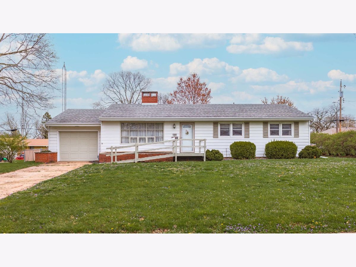 Homes & Condos & Townhomes Sold Fairway Knolls Bloomington Illinois, 220 Ivanhoe