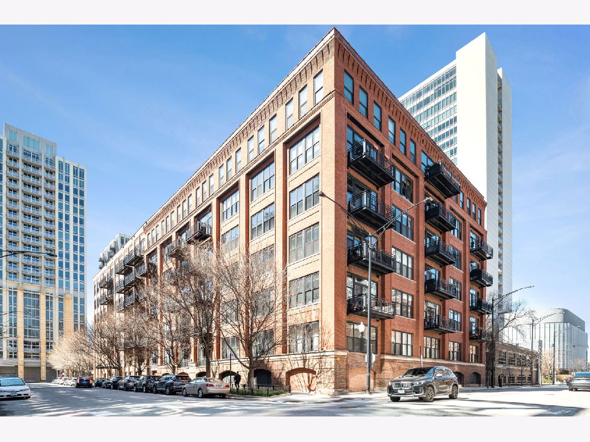 Condominiums Sold River North Commons Chicago Illinois, 520 Huron