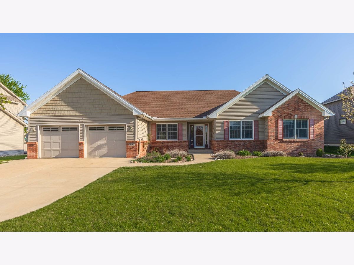 Homes & Condos & Townhomes Sold Sapphire Lake Bloomington Illinois, 3712 Gina