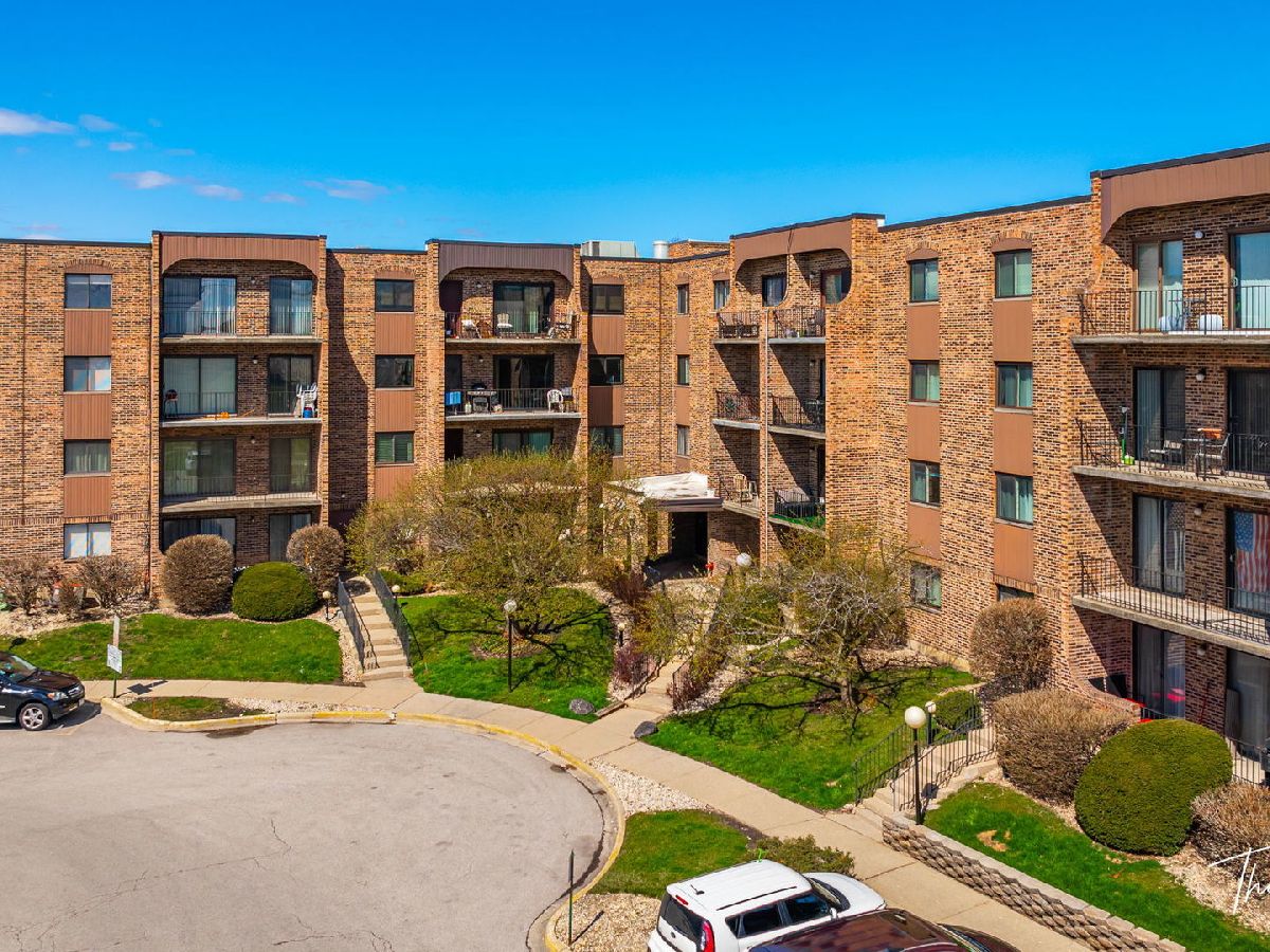 Condominiums Sold Lakeside Villas Mount Prospect Illinois, 601 Huntington Commons