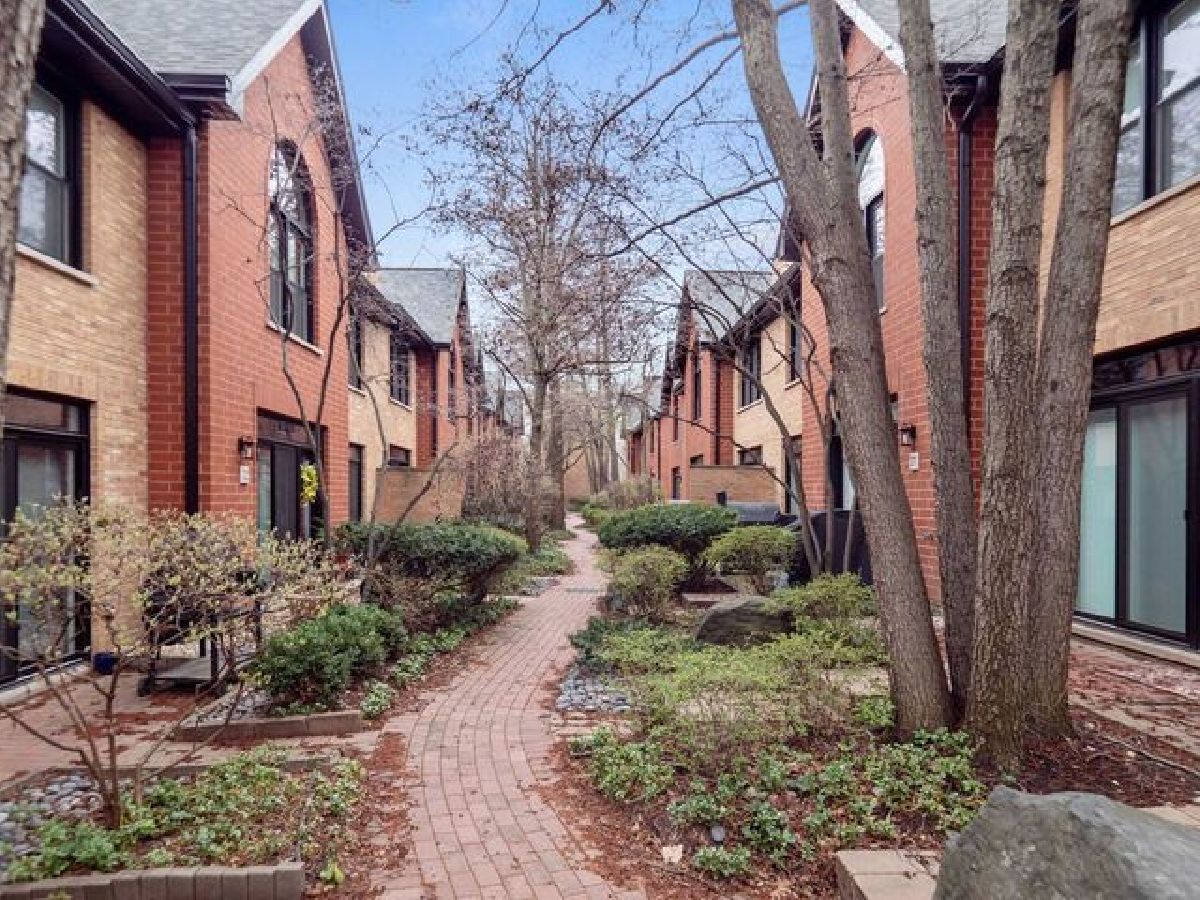 Townhomes & Condos Rented Wolcott Row Chicago Illinois, 1801 Diversey